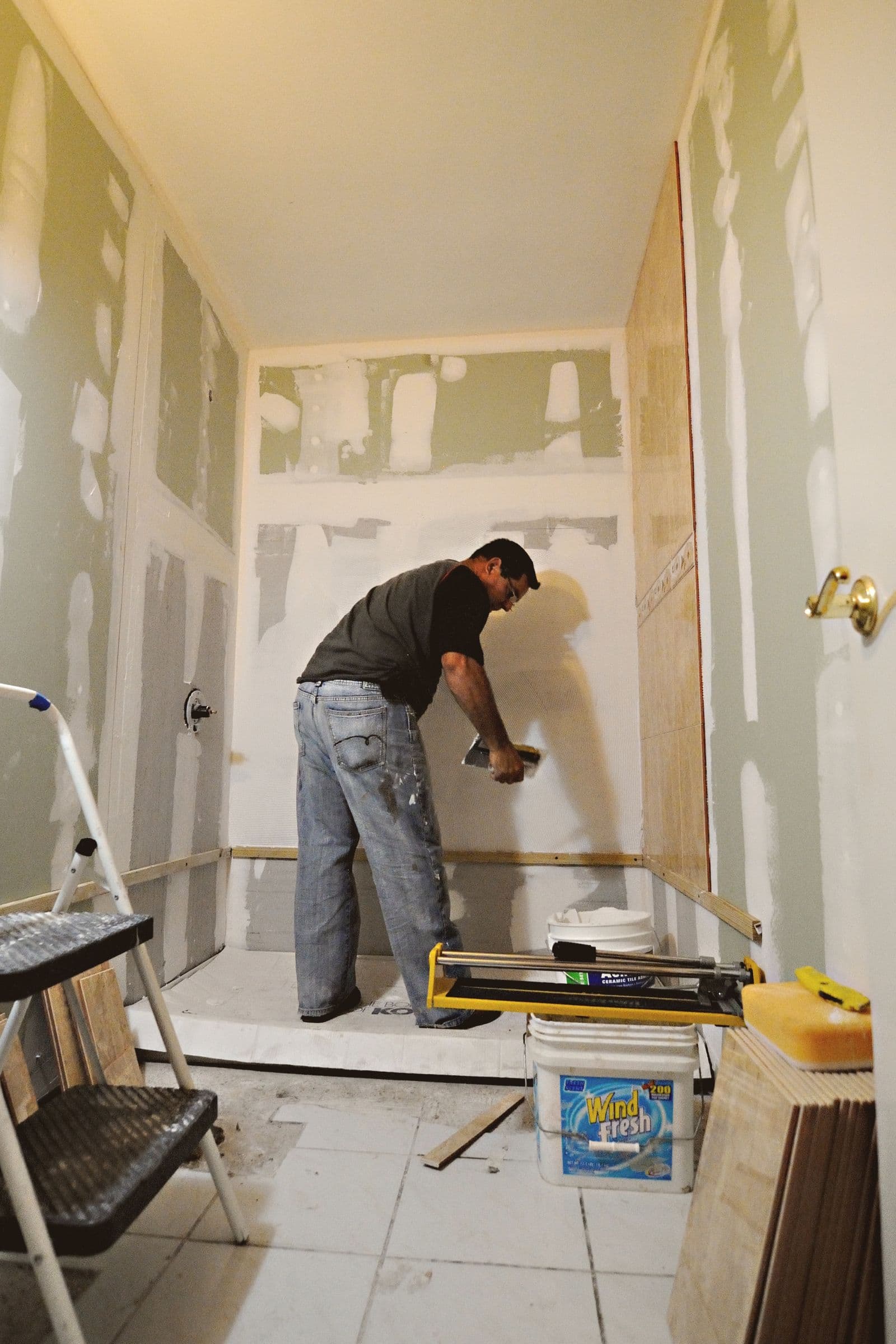 Operative applying joint compound to plasterboard seams